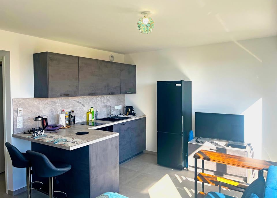 TV and multimedia, Coffee/tea facilities, Kitchen or kitchenette, stove