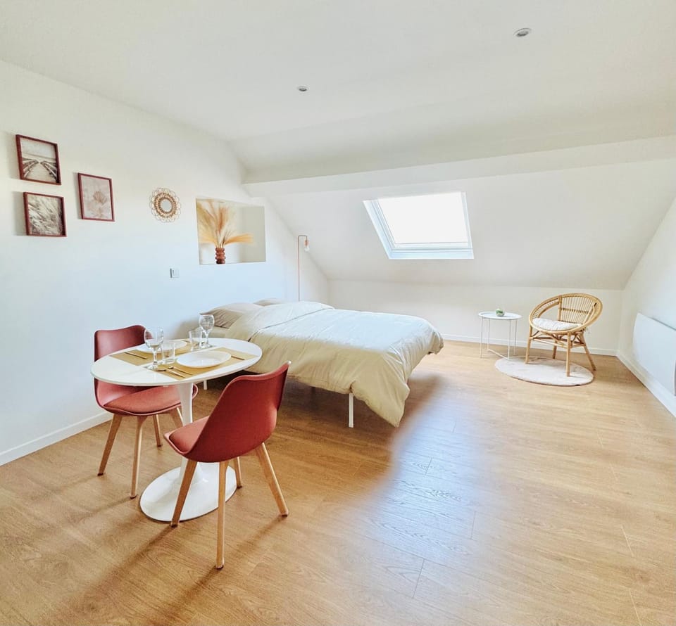 Photo of the whole room, Seating area