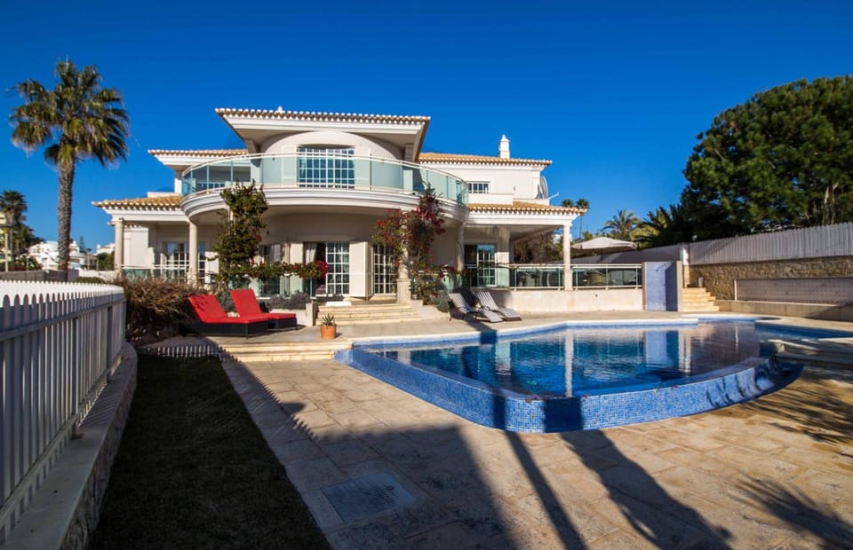 Property building, Swimming pool, sunbed
