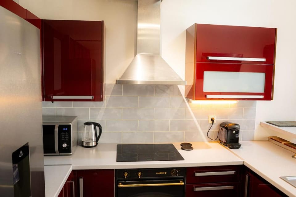 Coffee/tea facilities, Kitchen or kitchenette, microwave, oven, stove, toaster