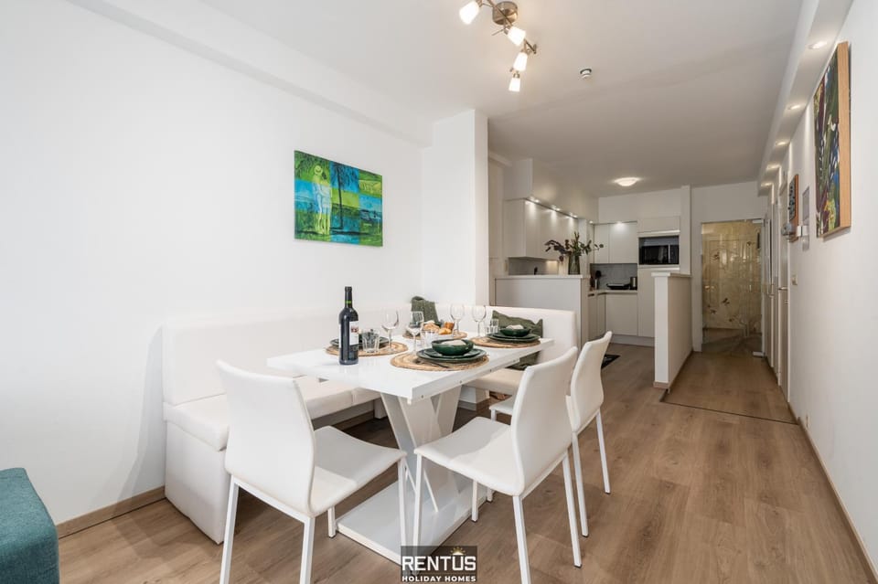 Kitchen or kitchenette, Dining area, dishwasher, stove