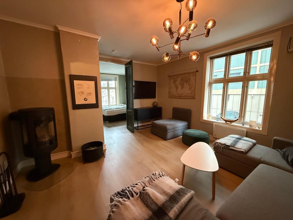 TV and multimedia, Living room, Seating area, Evening entertainment