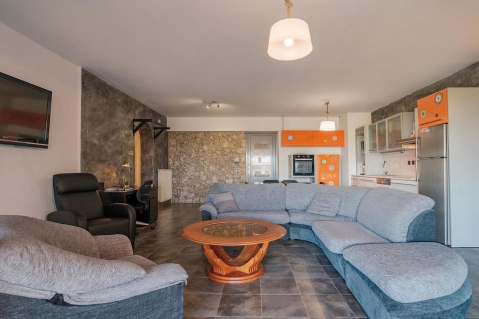 TV and multimedia, Kitchen or kitchenette, Living room, Seating area