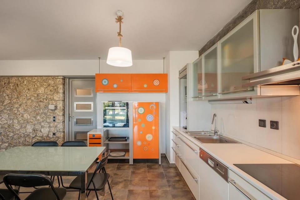 Kitchen or kitchenette, Dining area, oven, stove