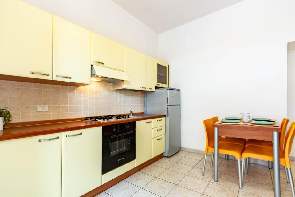 Kitchen or kitchenette, Dining area, oven, stove