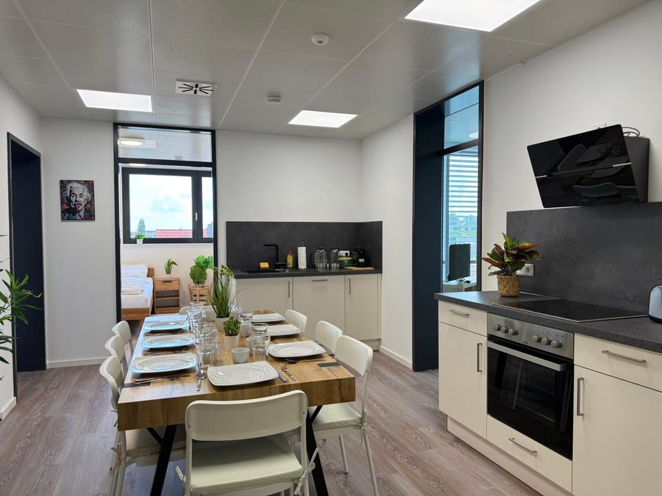 TV and multimedia, Coffee/tea facilities, Kitchen or kitchenette, Living room, Seating area, Dining area, minibar, oven, pet friendly, stove, toaster