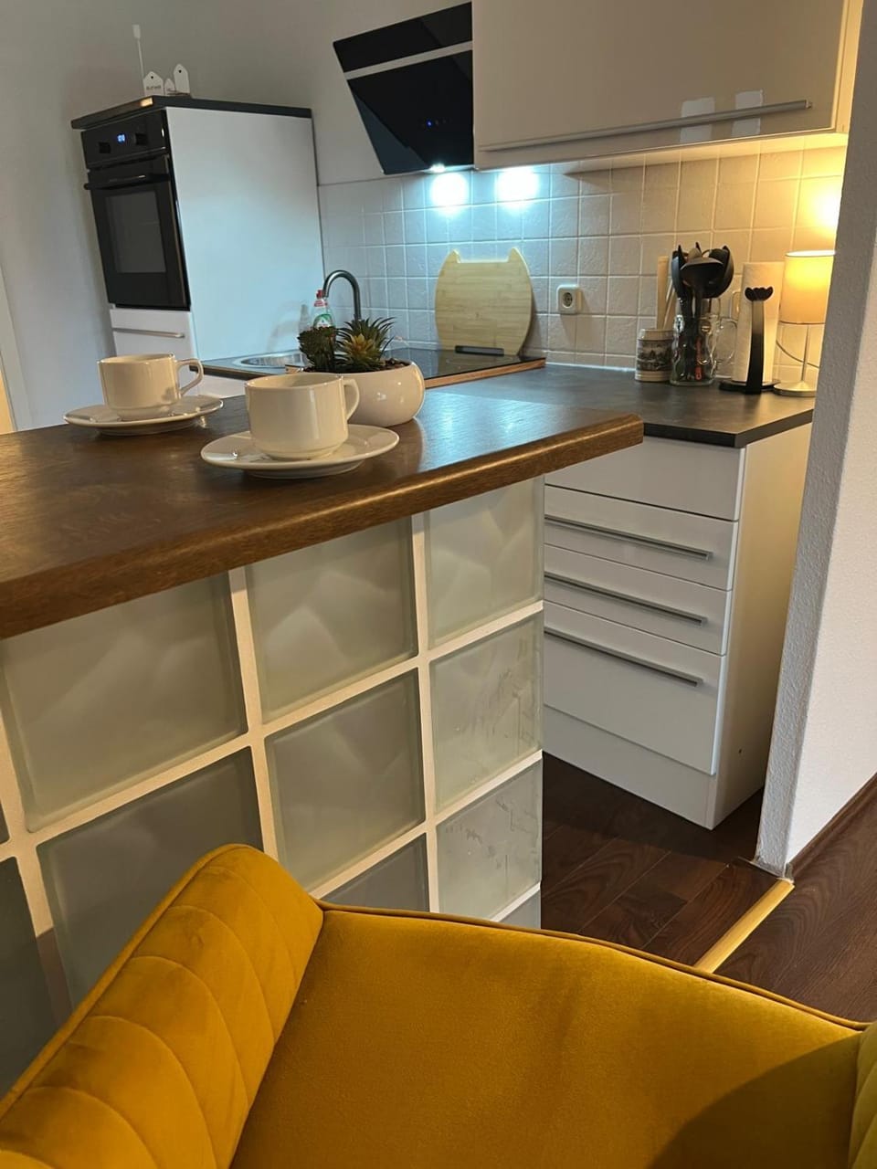 Coffee/tea facilities, Kitchen or kitchenette, stove, kitchen