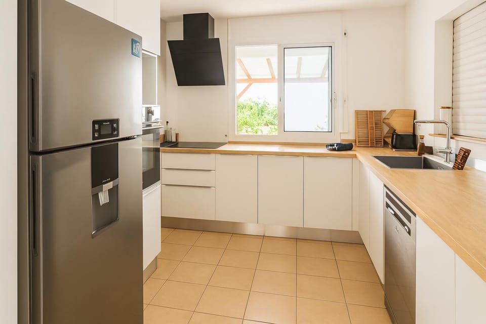 Coffee/tea facilities, Kitchen or kitchenette, dishwasher, oven, stove, toaster