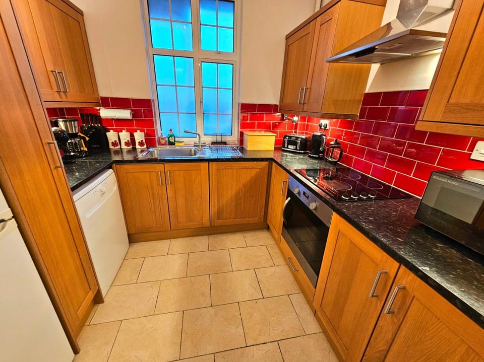 Coffee/tea facilities, Kitchen or kitchenette, dishwasher, microwave, oven, stove, toaster, washing machine, dryer