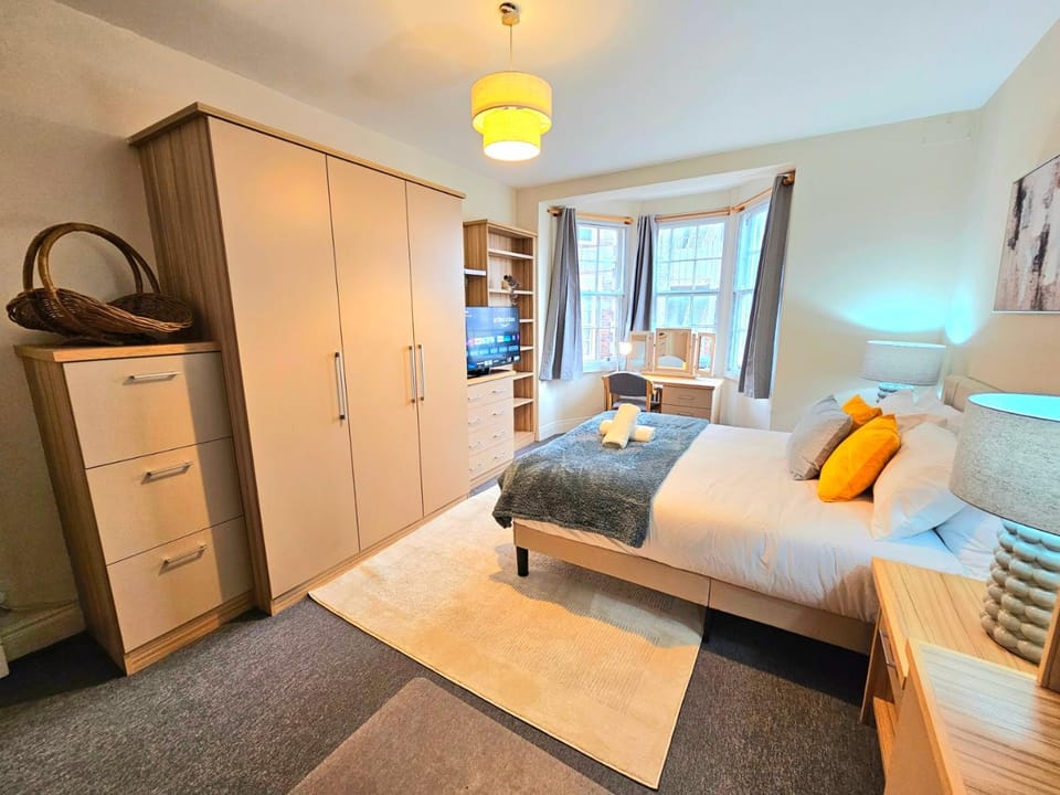 Bed, TV and multimedia, Photo of the whole room, Bedroom, wardrobe