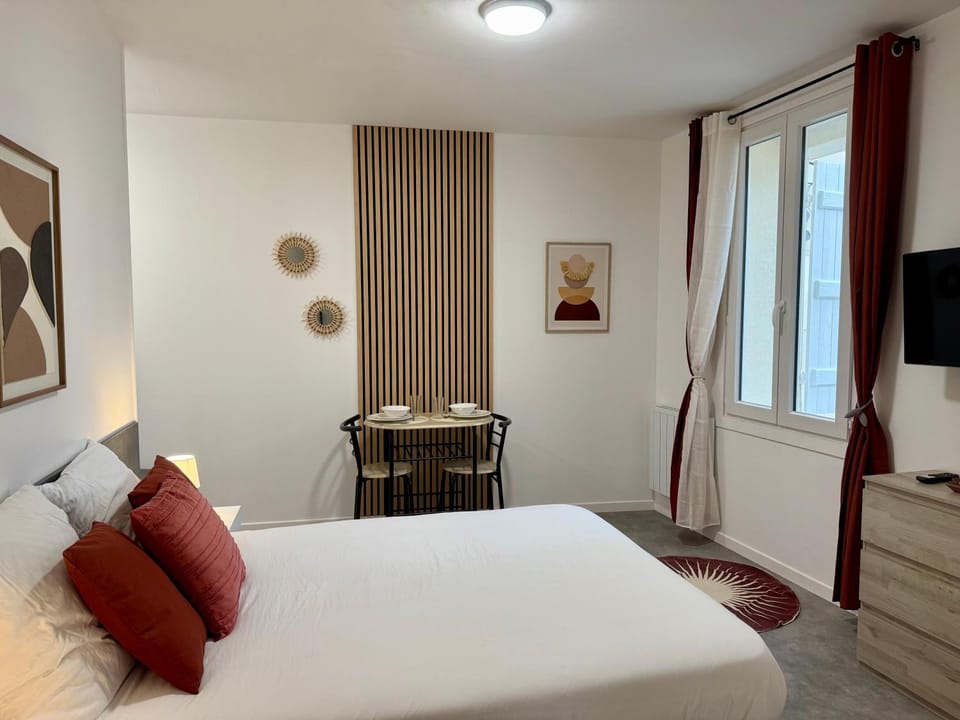 Bed, Living room