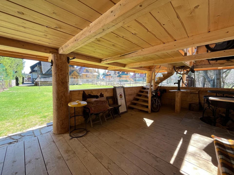 Day, Seating area