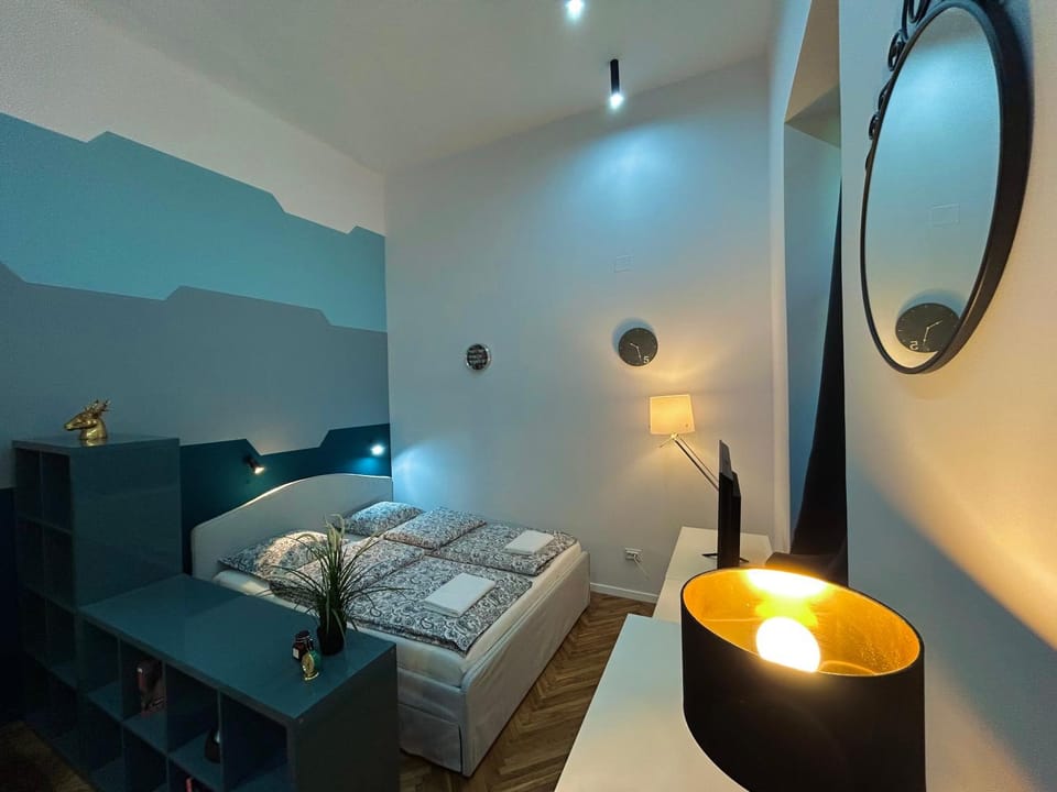 Bed, TV and multimedia, Photo of the whole room, Bedroom, towels