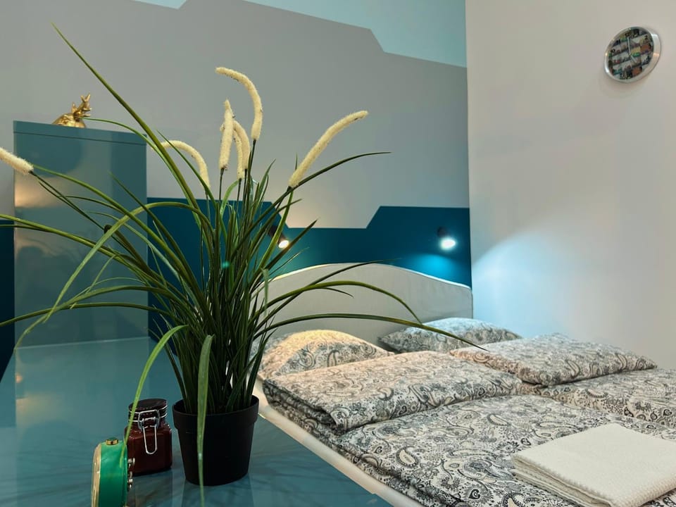 Bed, Photo of the whole room, Bedroom, towels