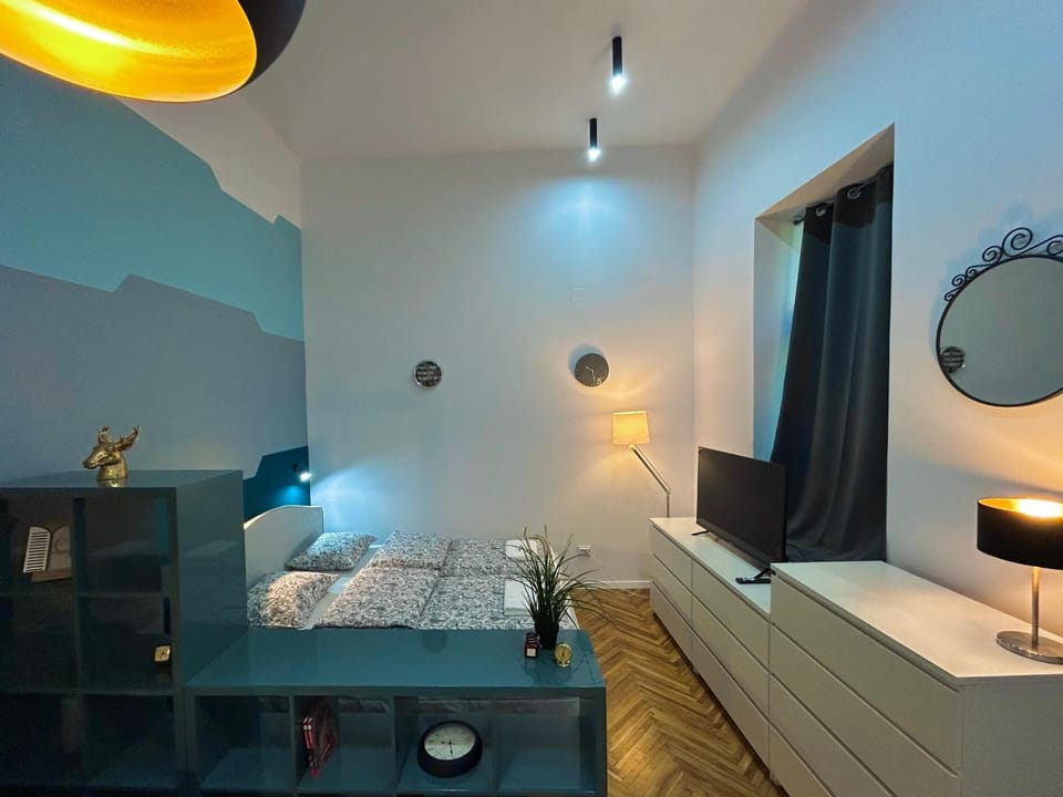 Bed, TV and multimedia, Photo of the whole room, Bedroom, towels