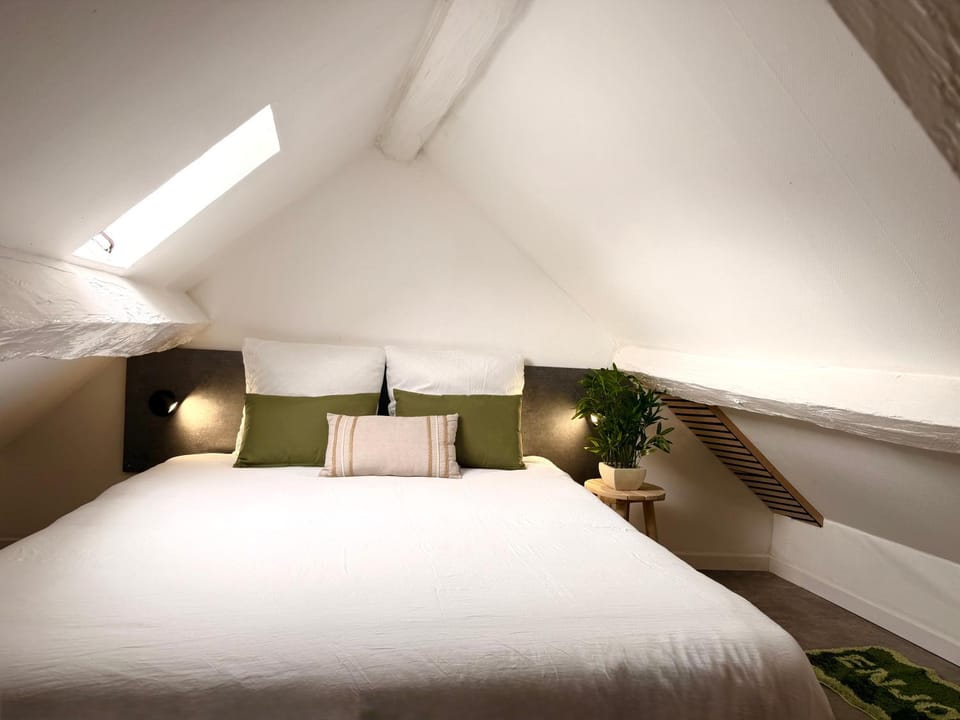 Photo of the whole room, Bedroom