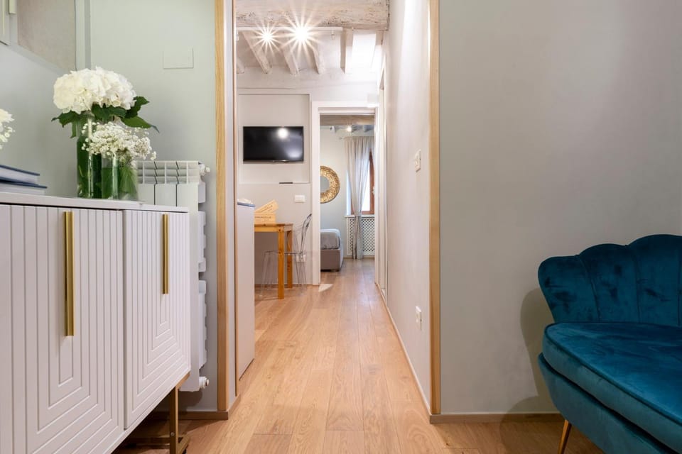 TV and multimedia, Living room, Seating area, Evening entertainment