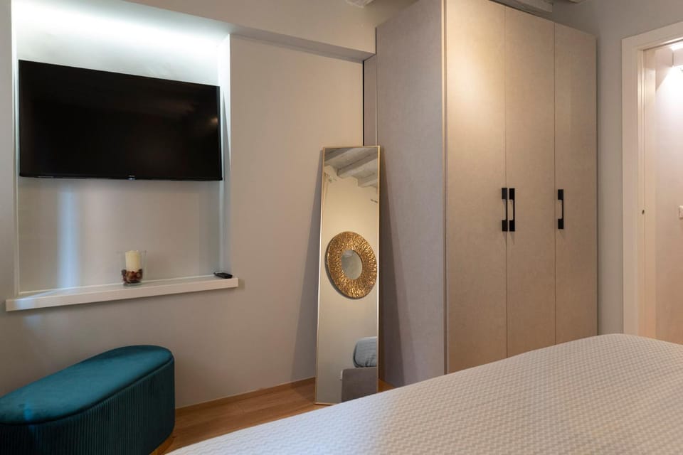 Bed, TV and multimedia, Photo of the whole room, Bedroom, wardrobe