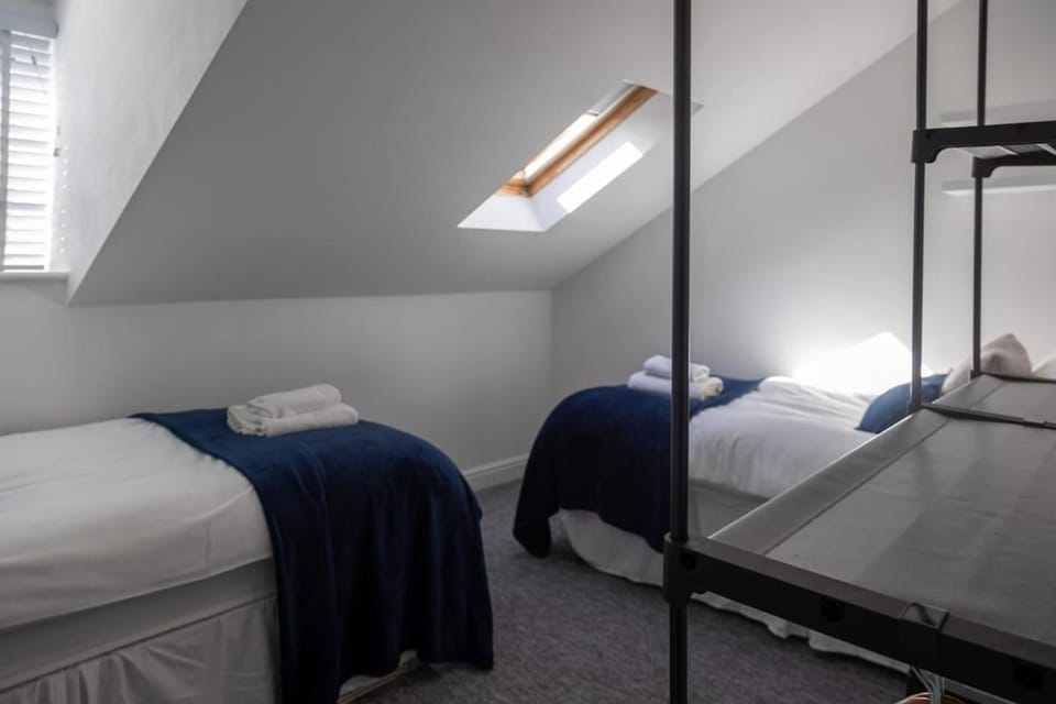 Canary House By RentMyHouse Apartment in Hereford