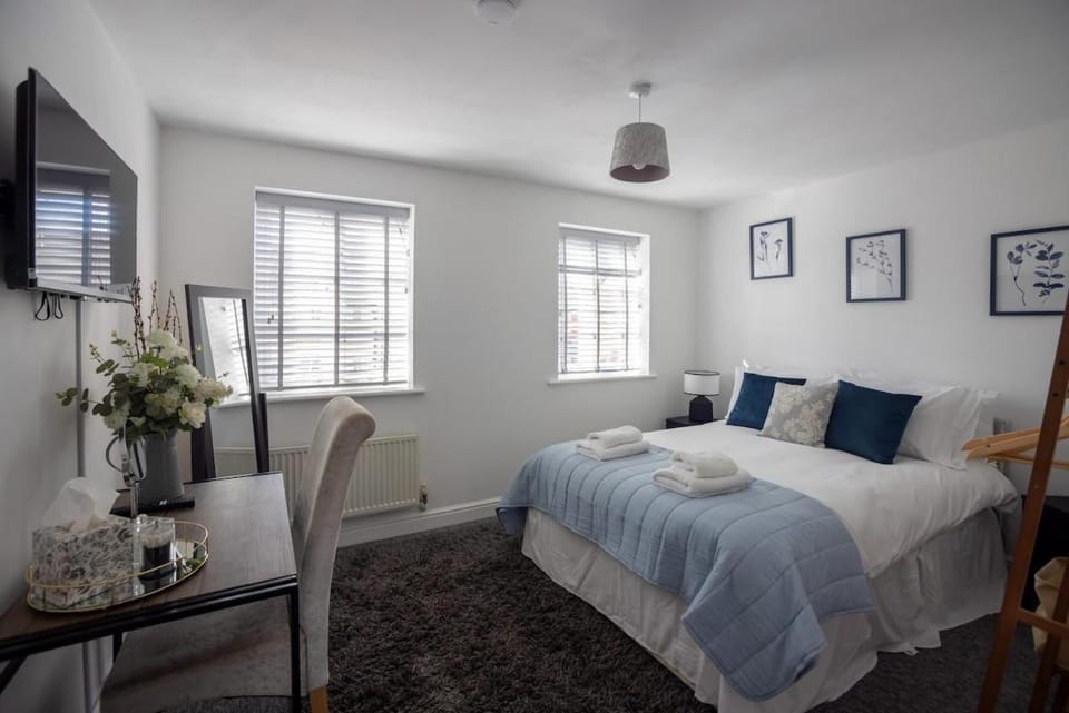 Canary House By RentMyHouse Apartment in Hereford