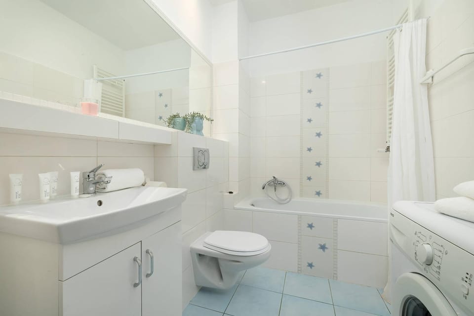 Toilet, Bathroom, Bath, towels, washing machine