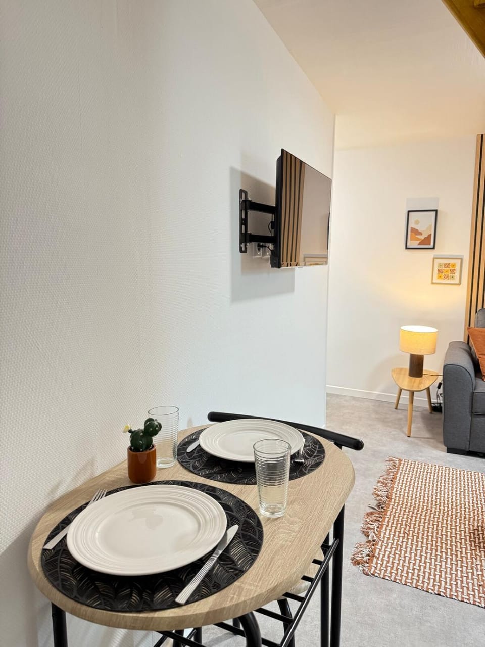 TV and multimedia, Photo of the whole room, Seating area, Bedroom