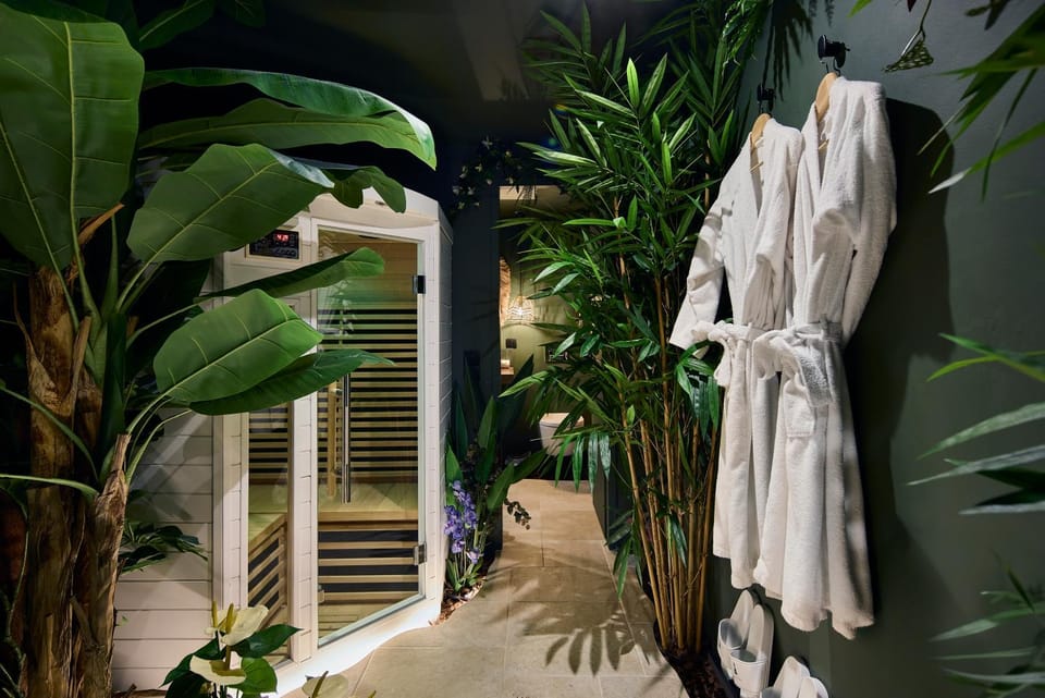 Property building, Natural landscape, Sauna, Spa and wellness centre/facilities, Area and facilities, towels