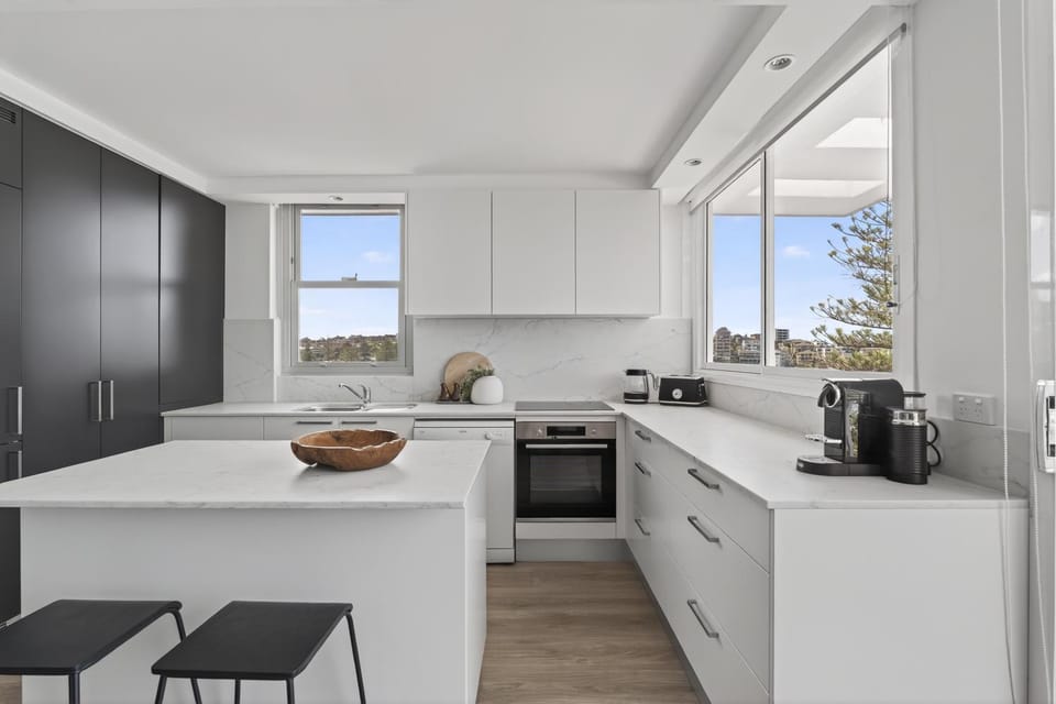 Coffee/tea facilities, Kitchen or kitchenette, dishwasher, microwave, oven, stove, kitchen