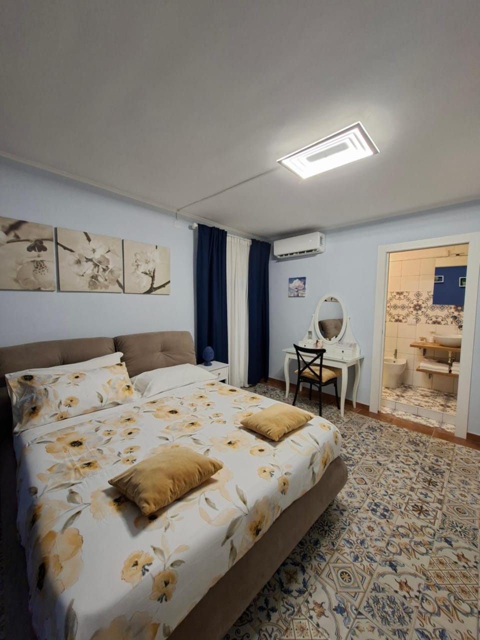 Bed, Photo of the whole room, Bedroom, air conditioner