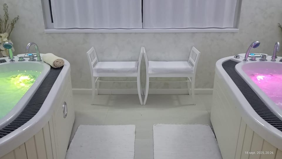 Hot Tub, Seating area