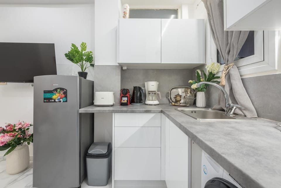 Elegant Dimitra, 2 Bedroom Apartment, by Acropolin & Metro Apartment in Athens