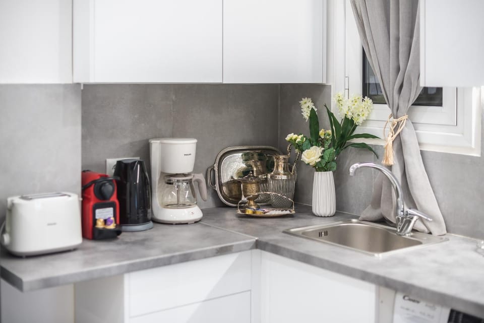 Elegant Dimitra, 2 Bedroom Apartment, by Acropolin & Metro Apartment in Athens