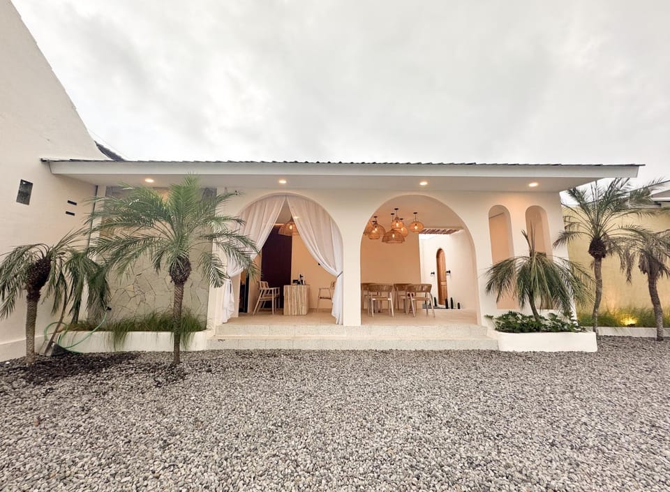 Property building, Facade/entrance, Day