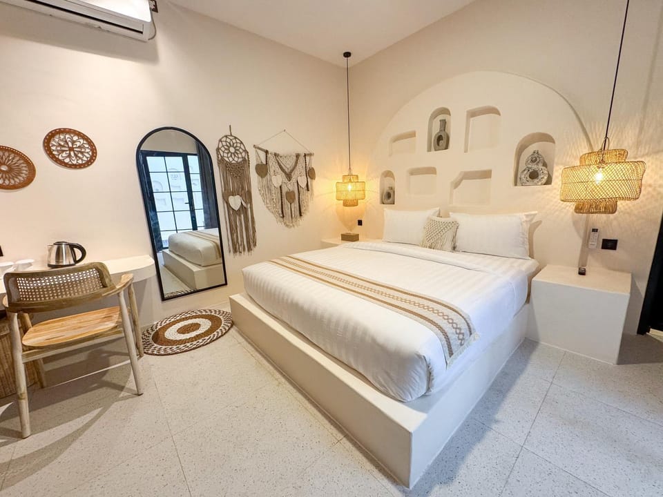 Bed, Living room, Photo of the whole room, Seating area, Bedroom