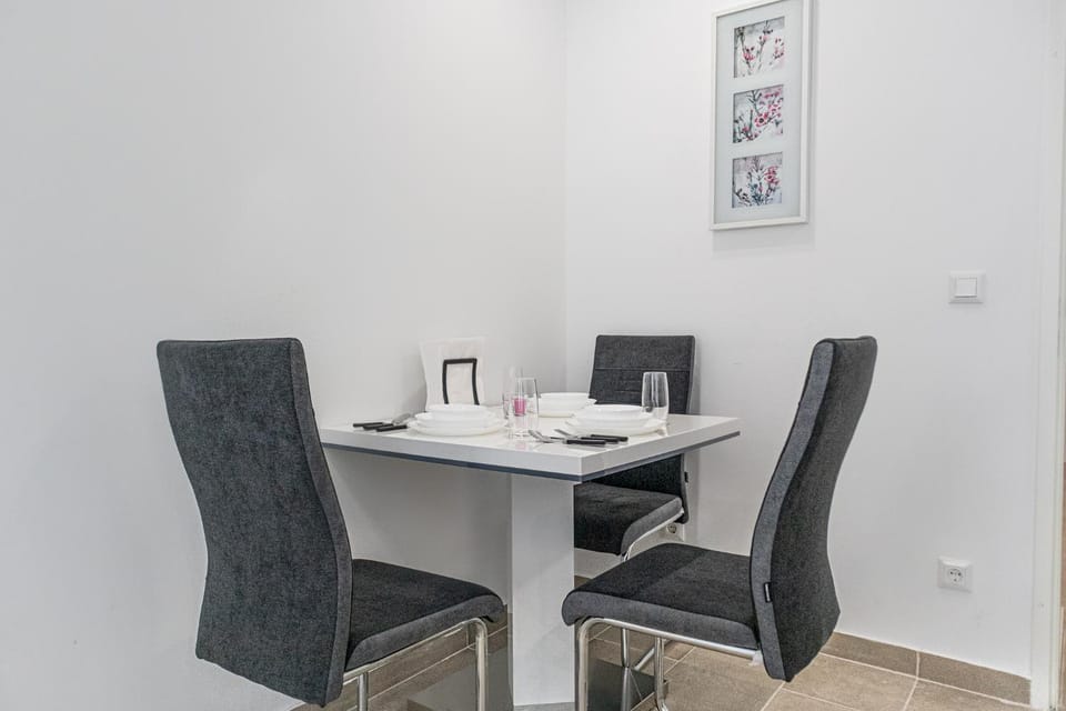 Seating area, Dining area