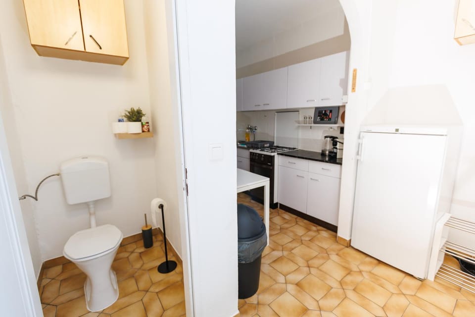 Toilet, Kitchen or kitchenette, oven, stove