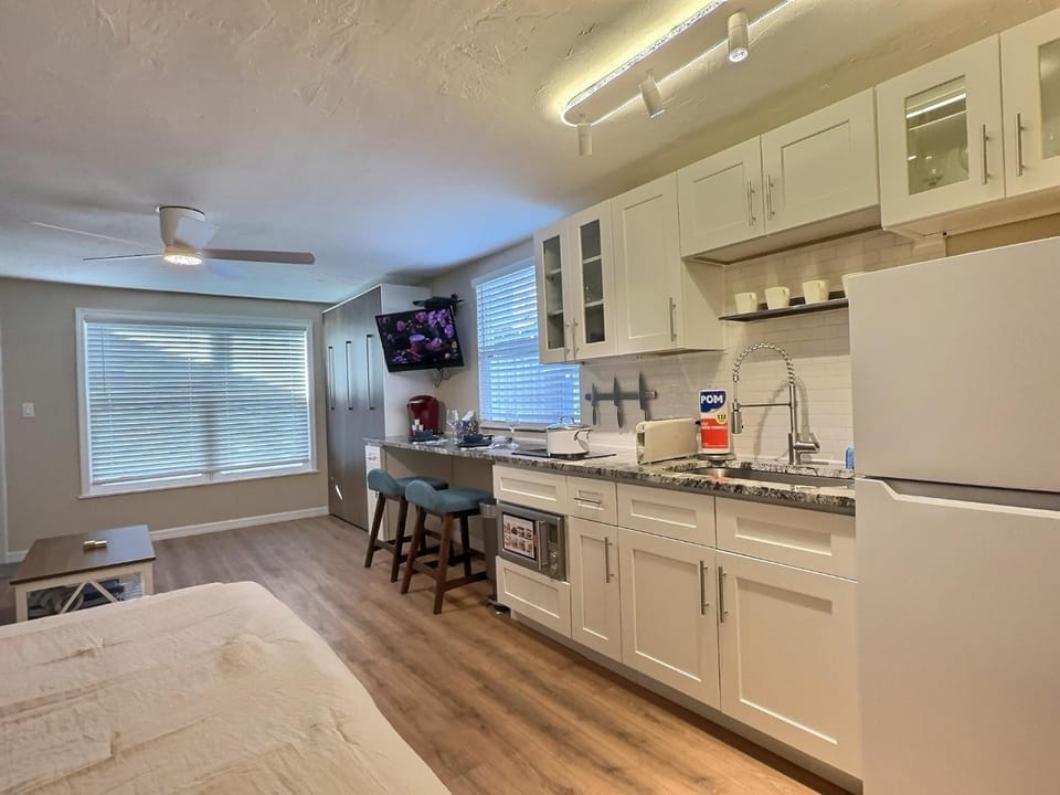 Beach Road - Capri Apartment in Siesta Beach