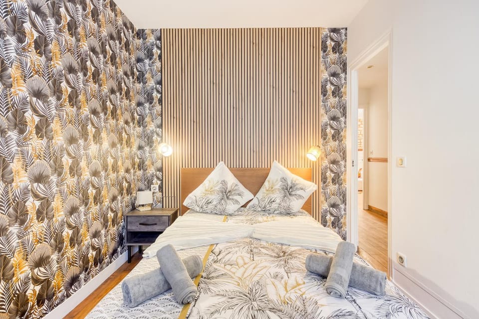 Bed, Photo of the whole room, Bedroom, towels