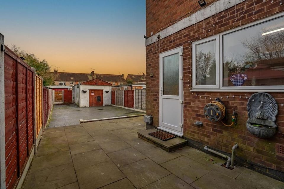 Contractor Stay, Discounts, Free Parking, Local Shops Apartment in Coventry