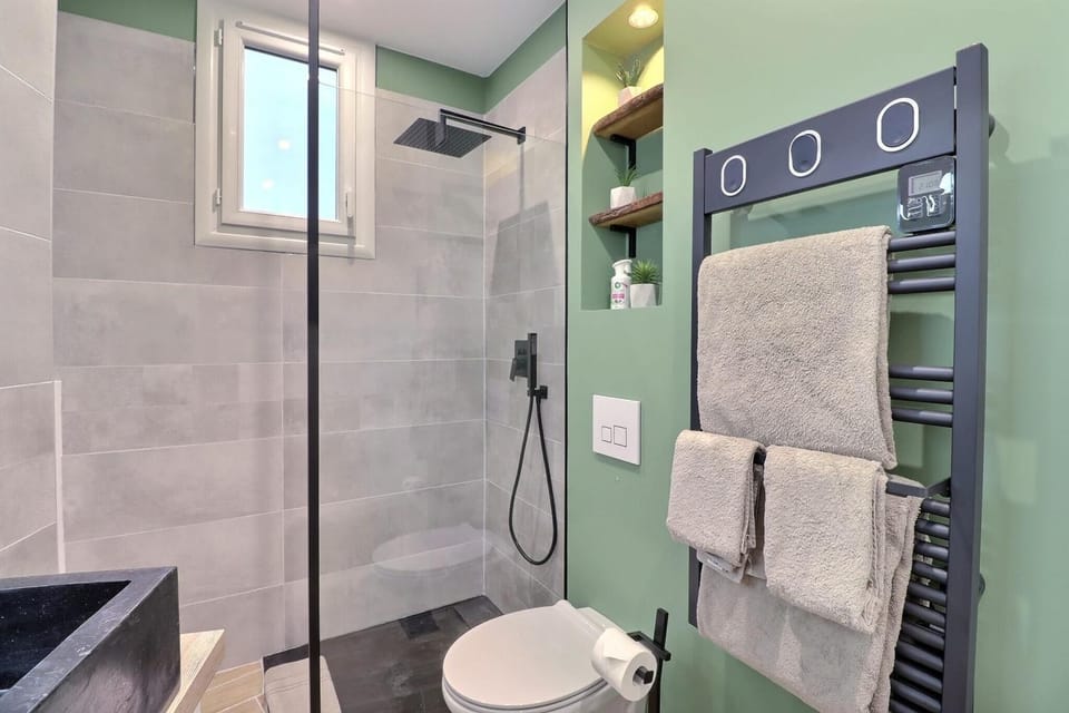 Shower, Toilet, Bathroom, towels