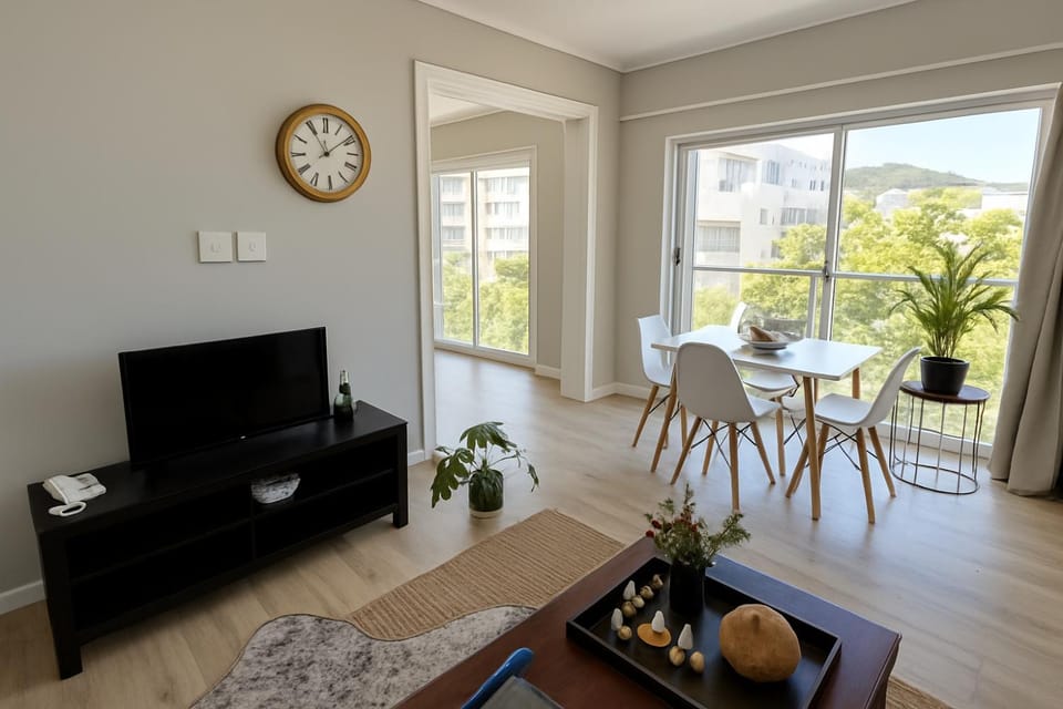 Communal lounge/ TV room, TV and multimedia, Living room, Seating area, Dining area, Evening entertainment