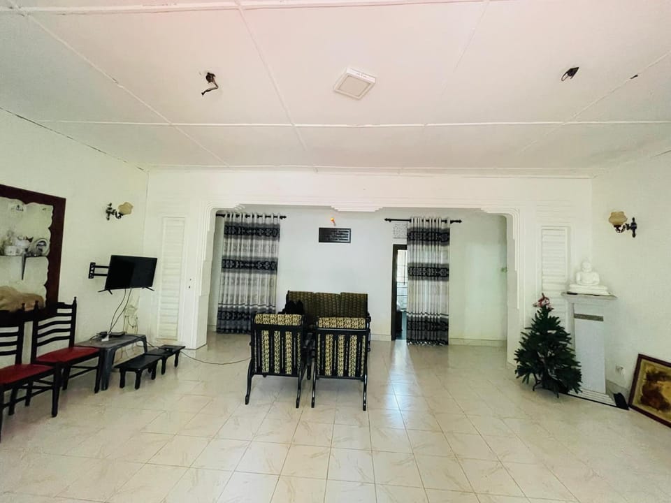 TV and multimedia, Seating area, Dining area