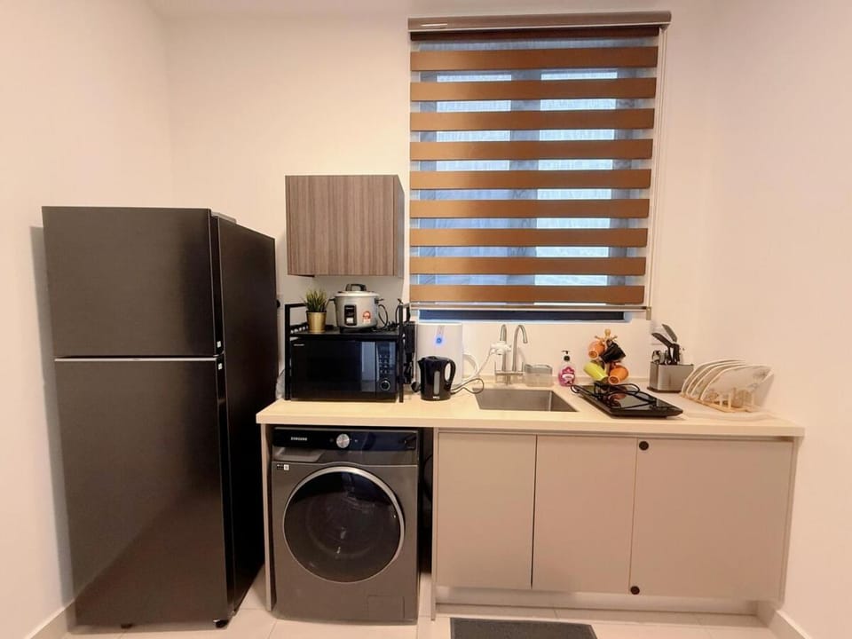 Kitchen or kitchenette, washing machine, dryer