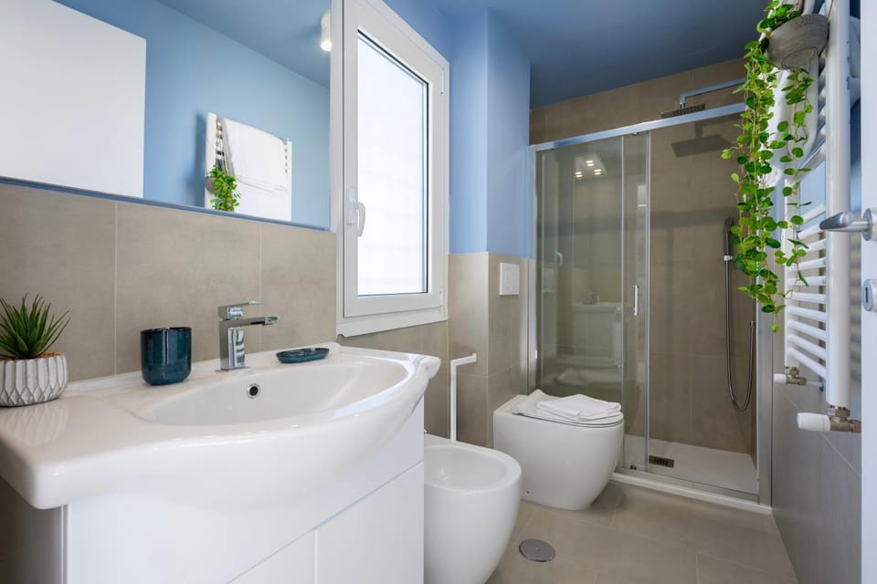 Shower, Toilet, Bathroom, towels