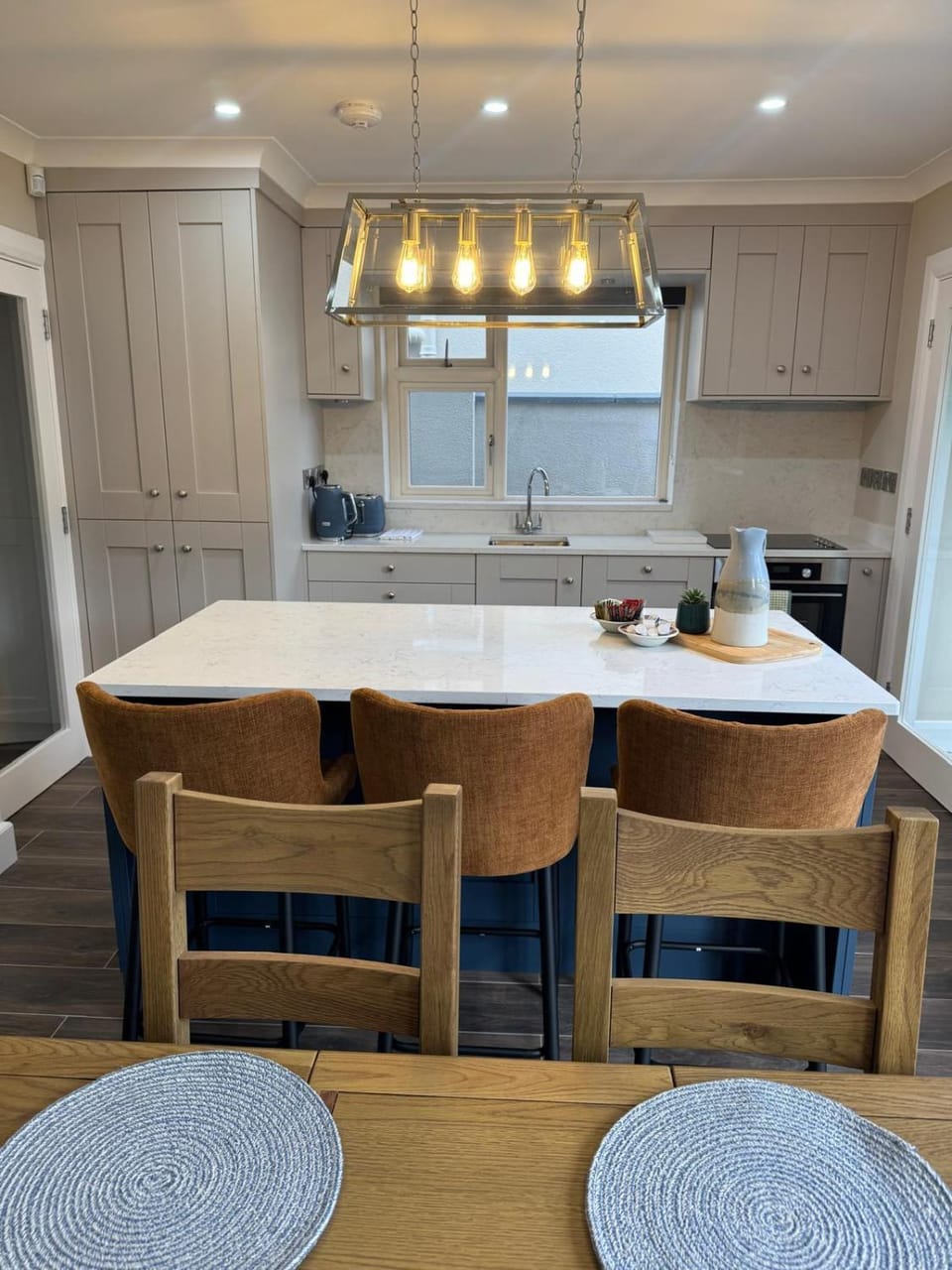 Kitchen or kitchenette, Seating area, Dining area, stove