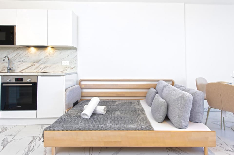 Bed, TV and multimedia, Kitchen or kitchenette, Living room, Seating area, microwave, oven, stove