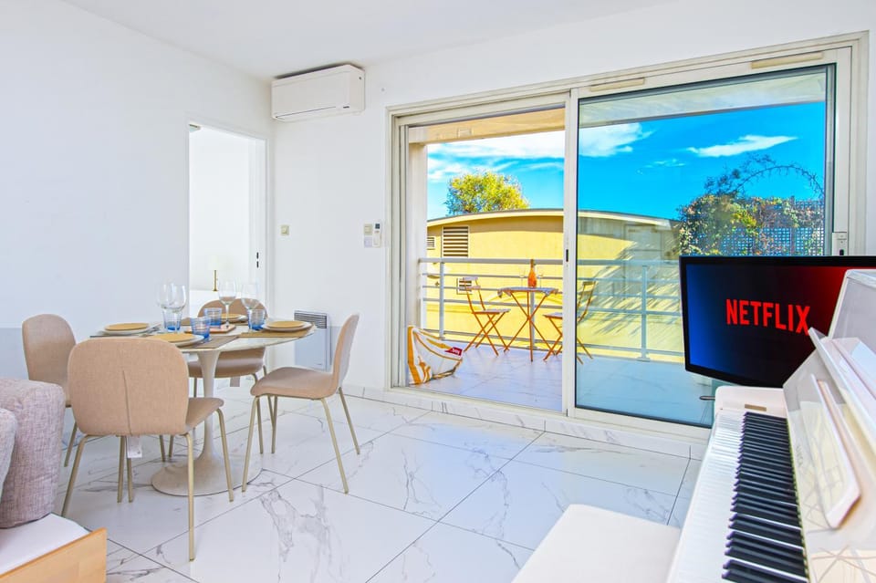 TV and multimedia, View (from property/room), Balcony/Terrace, Living room, Seating area, Dining area, air conditioner