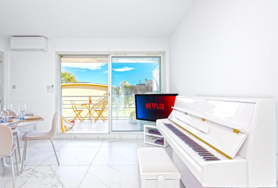 TV and multimedia, View (from property/room), Balcony/Terrace, Living room, Seating area, Dining area, air conditioner