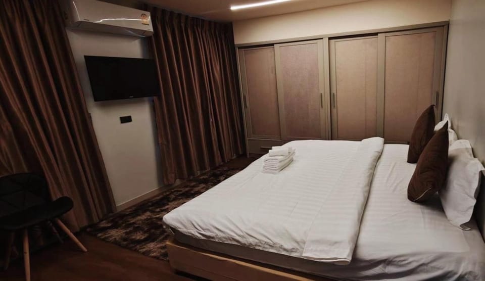 Bed, TV and multimedia, Bedroom, wardrobe, air conditioner