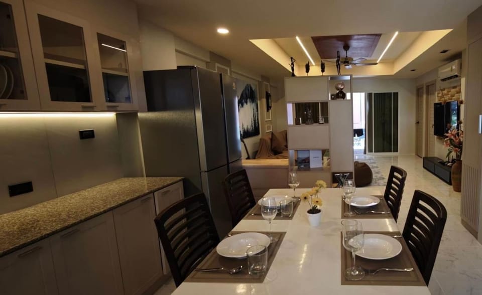 Kitchen or kitchenette, Dining area